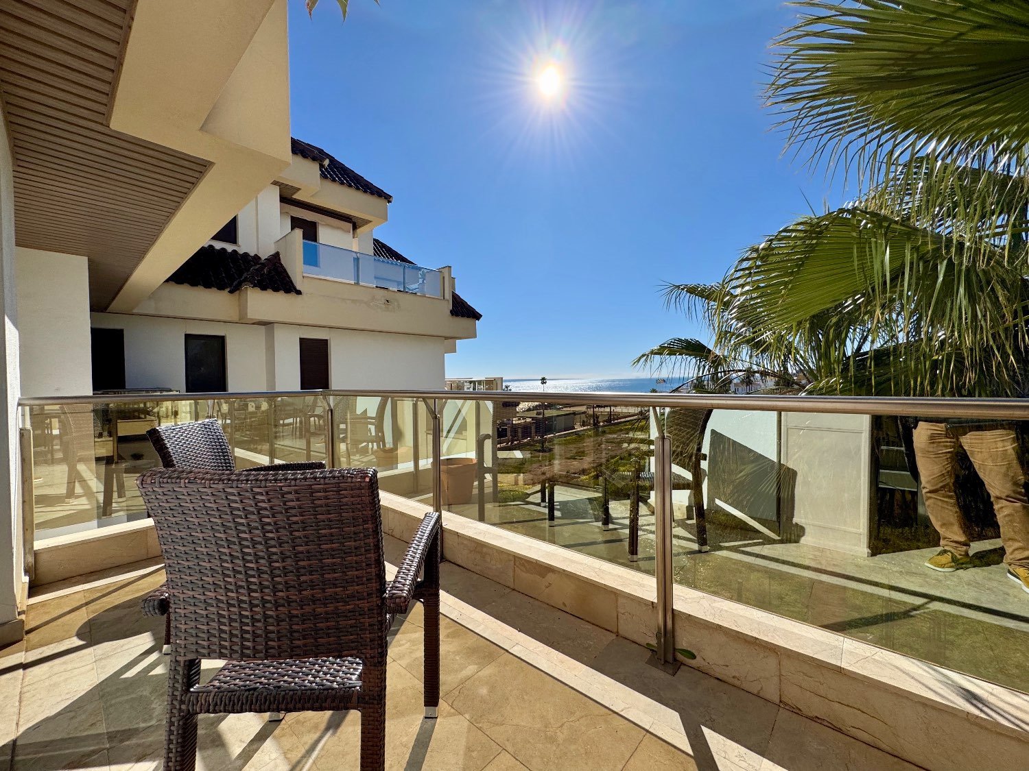 “Apartamento de 3 Dormitorios en Primera Línea de Playa – Puerto de la Duquesa”