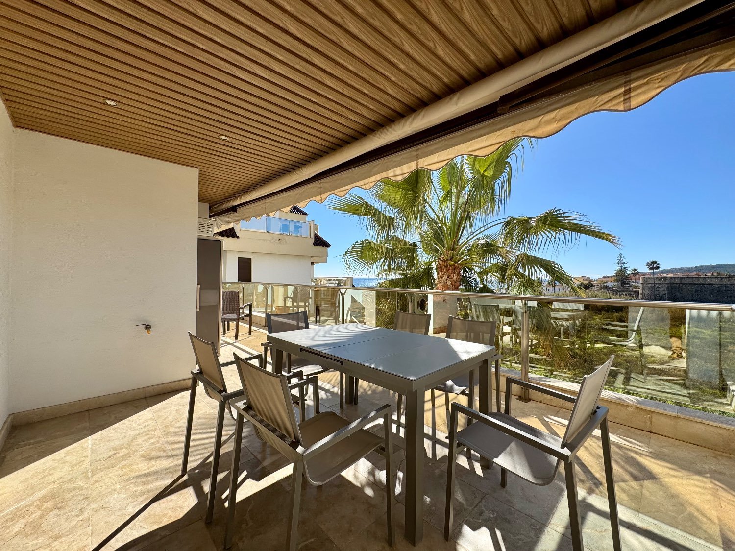 “Apartamento de 3 Dormitorios en Primera Línea de Playa – Puerto de la Duquesa”