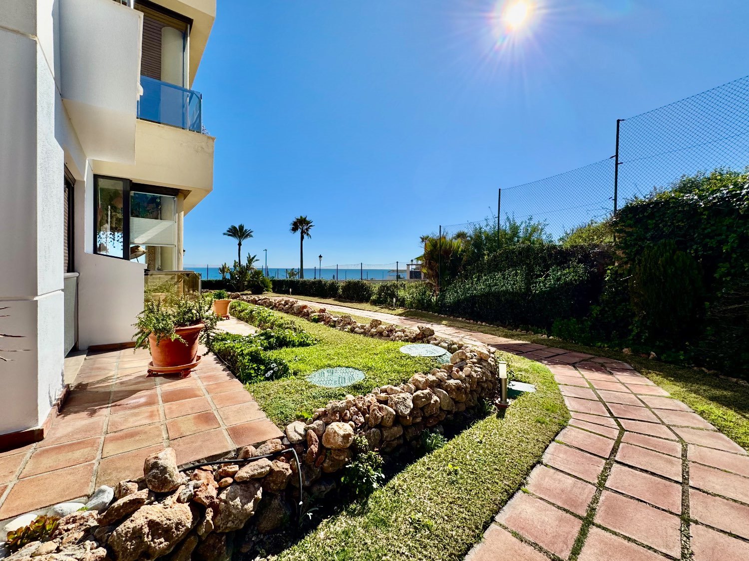 “Apartamento de 3 Dormitorios en Primera Línea de Playa – Puerto de la Duquesa”