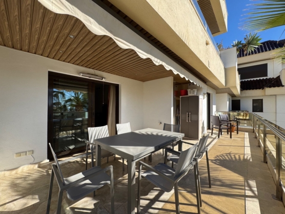 “Apartamento de 3 Dormitorios en Primera Línea de Playa – Puerto de la Duquesa”
