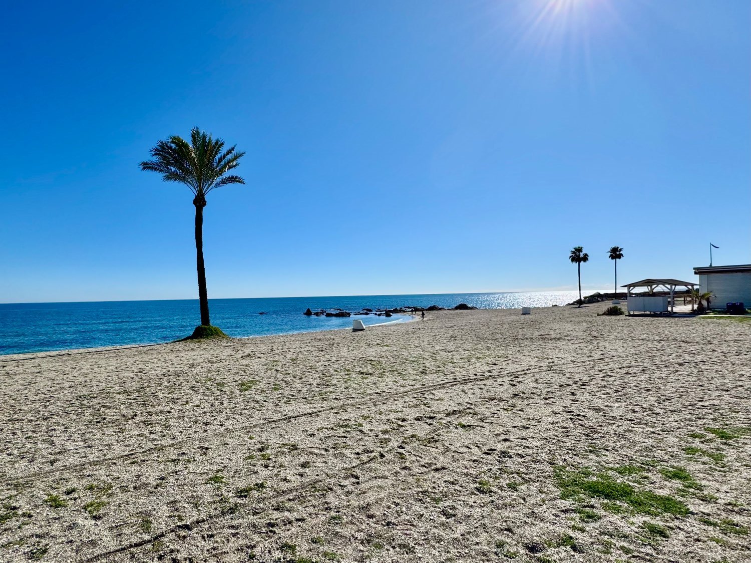 “Apartamento de 3 Dormitorios en Primera Línea de Playa – Puerto de la Duquesa”