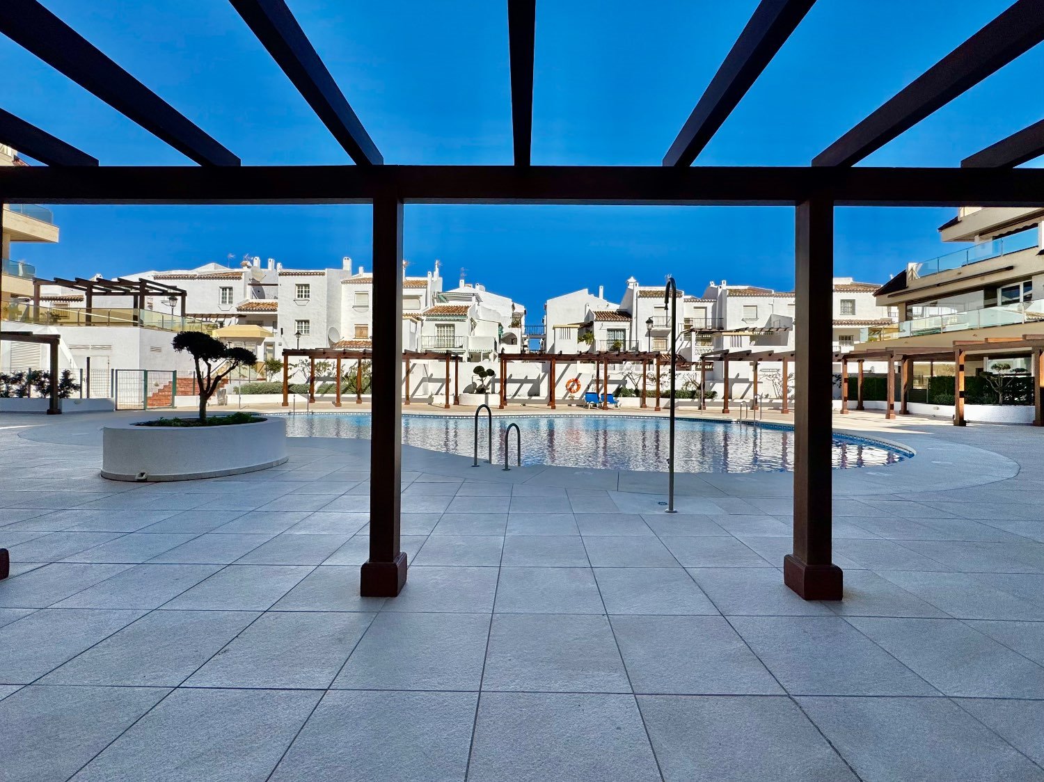 “Apartamento de 3 Dormitorios en Primera Línea de Playa – Puerto de la Duquesa”