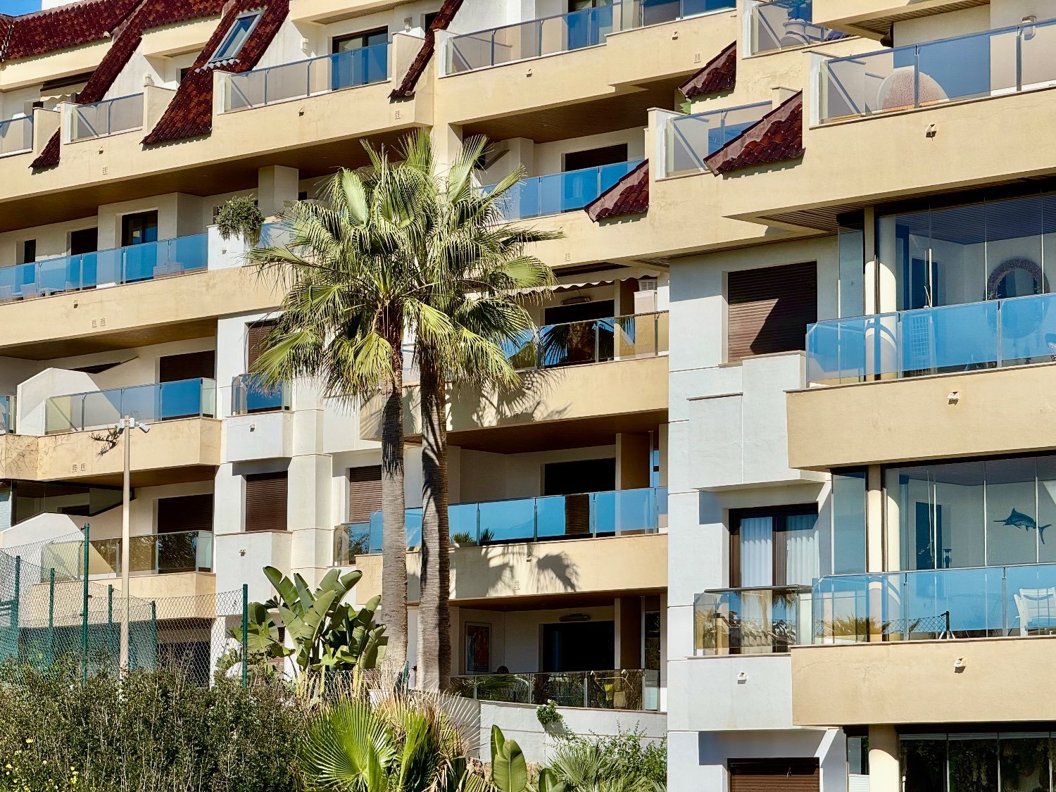 “Apartamento de 3 Dormitorios en Primera Línea de Playa – Puerto de la Duquesa”