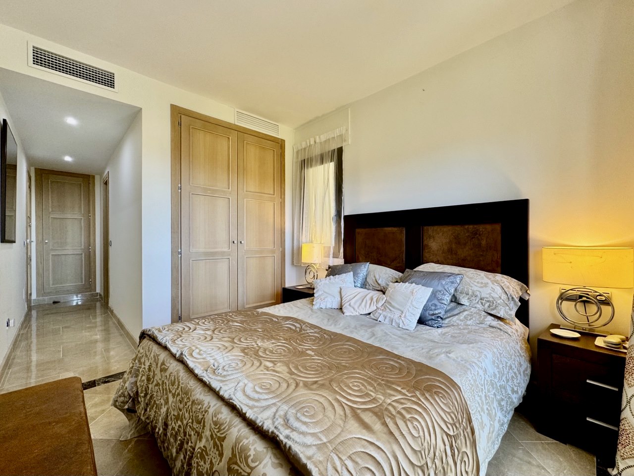 “Apartamento de 3 Dormitorios en Primera Línea de Playa – Puerto de la Duquesa”