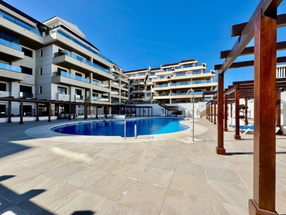 “Apartamento de 3 Dormitorios en Primera Línea de Playa – Puerto de la Duquesa”