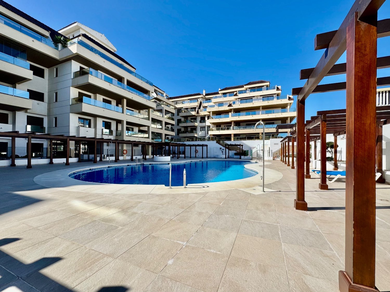 “Apartamento de 3 Dormitorios en Primera Línea de Playa – Puerto de la Duquesa”