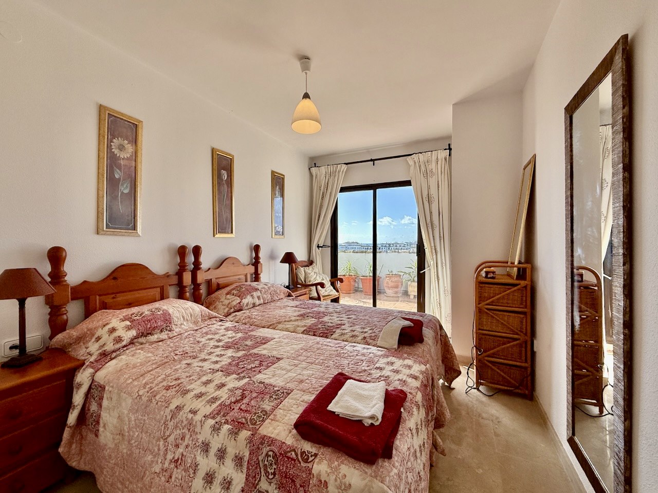 Ático exclusivo con privacidad absoluta y vistas panorámicas en Puerto de la Duquesa, Manilva.-