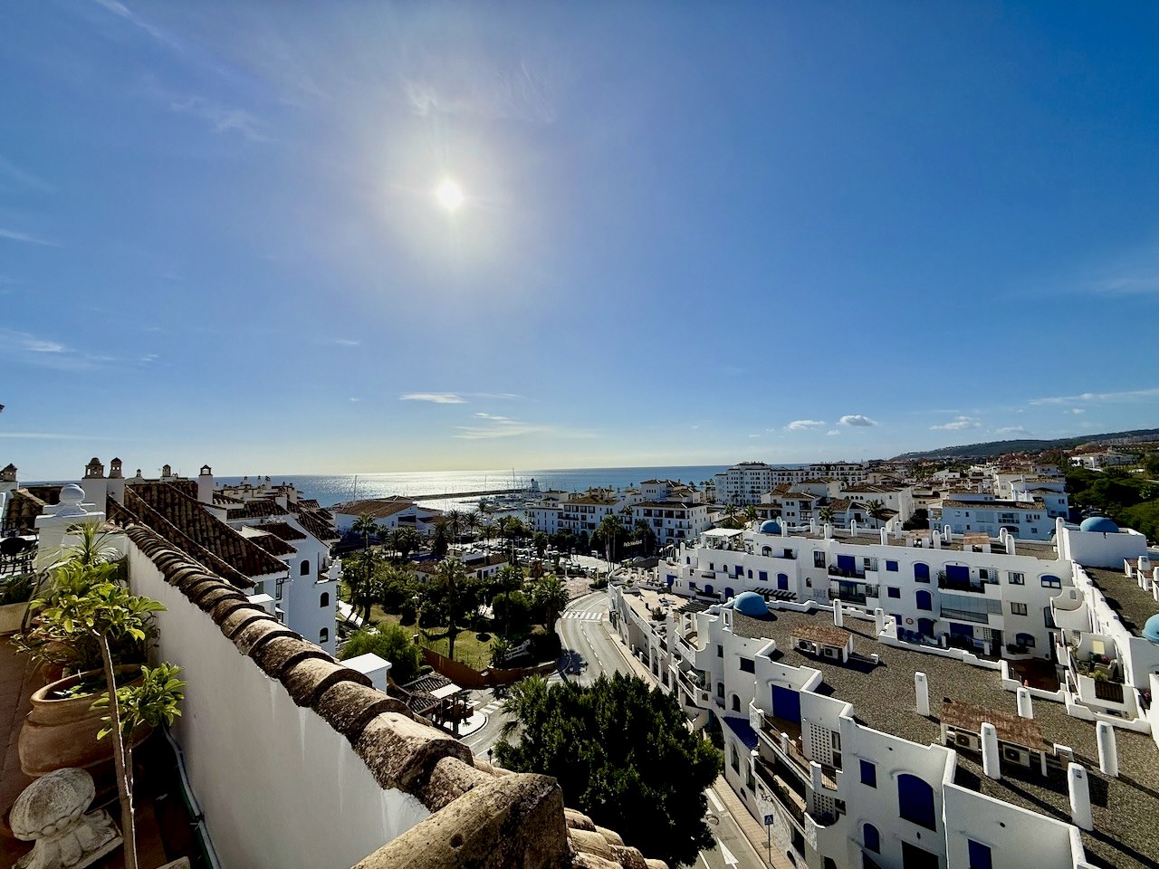 Ático exclusivo con privacidad absoluta y vistas panorámicas en Puerto de la Duquesa, Manilva.-