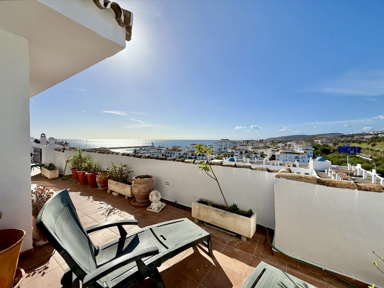 Ático exclusivo con privacidad absoluta y vistas panorámicas en Puerto de la Duquesa, Manilva.-