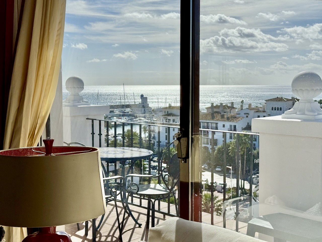 Ático exclusivo con privacidad absoluta y vistas panorámicas en Puerto de la Duquesa, Manilva.-