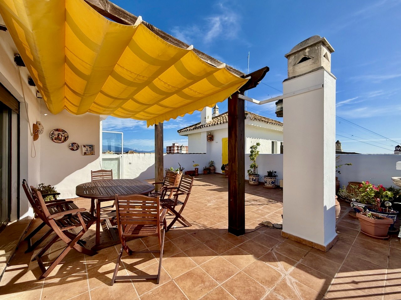Ático exclusivo con privacidad absoluta y vistas panorámicas en Puerto de la Duquesa, Manilva.-