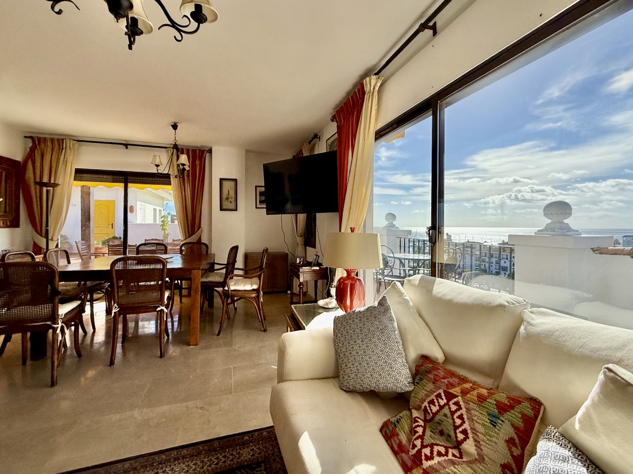 Ático exclusivo con privacidad absoluta y vistas panorámicas en Puerto de la Duquesa, Manilva.-