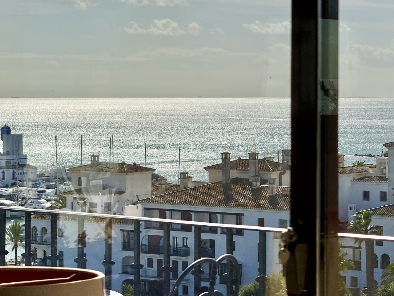 Ático exclusivo con privacidad absoluta y vistas panorámicas en Puerto de la Duquesa, Manilva.-
