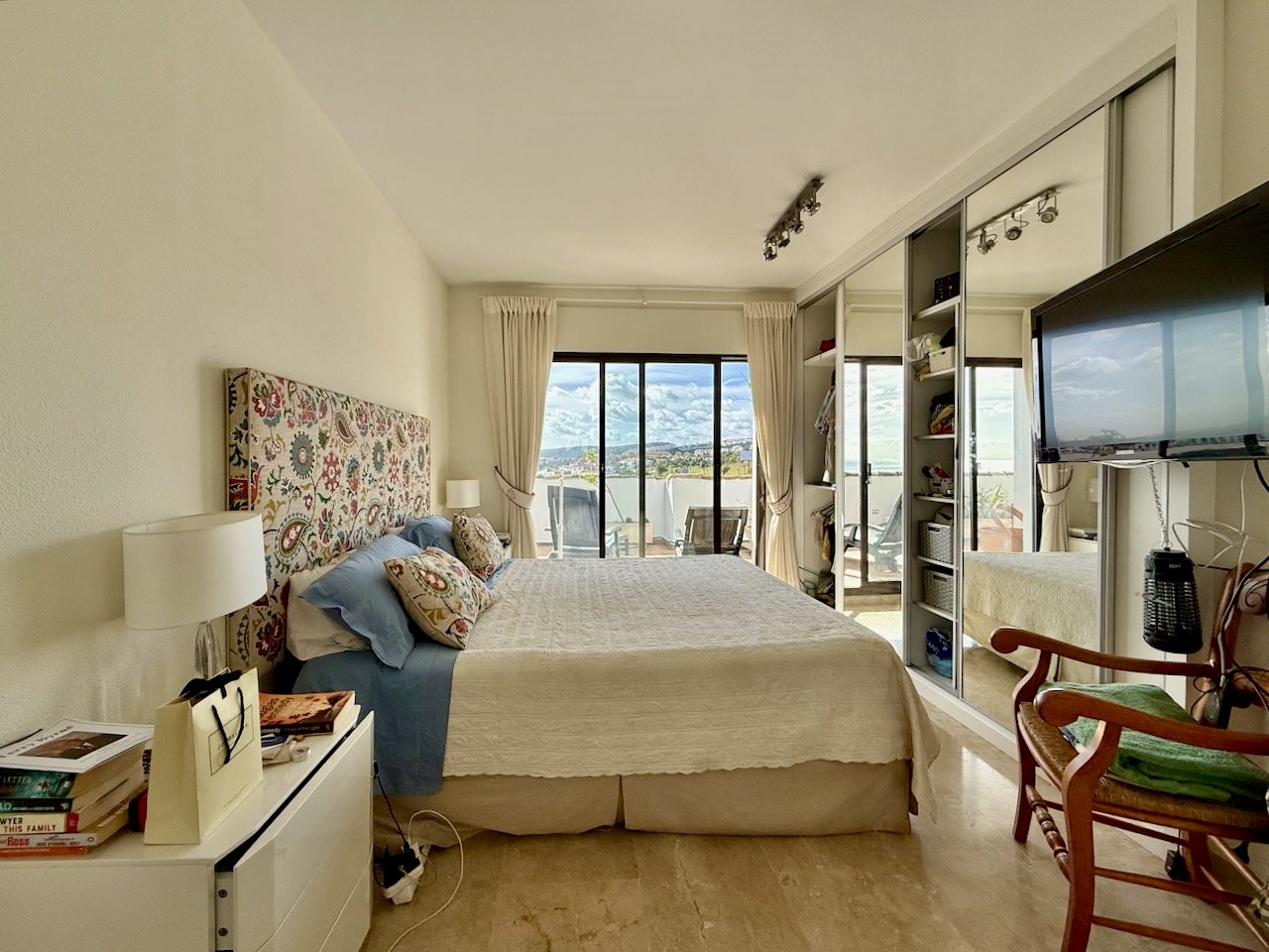 Ático exclusivo con privacidad absoluta y vistas panorámicas en Puerto de la Duquesa, Manilva.-