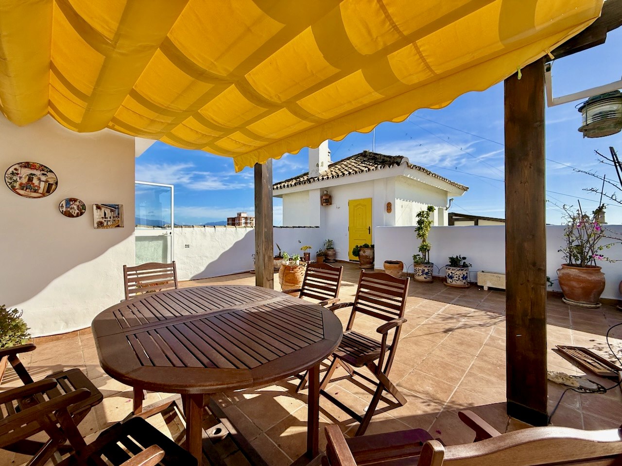 Ático exclusivo con privacidad absoluta y vistas panorámicas en Puerto de la Duquesa, Manilva.-
