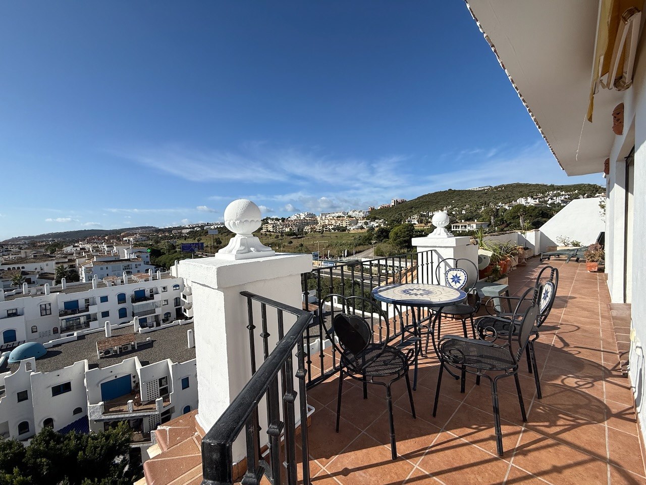 Ático exclusivo con privacidad absoluta y vistas panorámicas en Puerto de la Duquesa, Manilva.-
