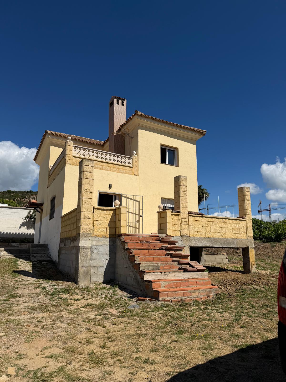 Casa Rural con Alma Mediterránea y Vistas Abiertas junto a Sotogrande