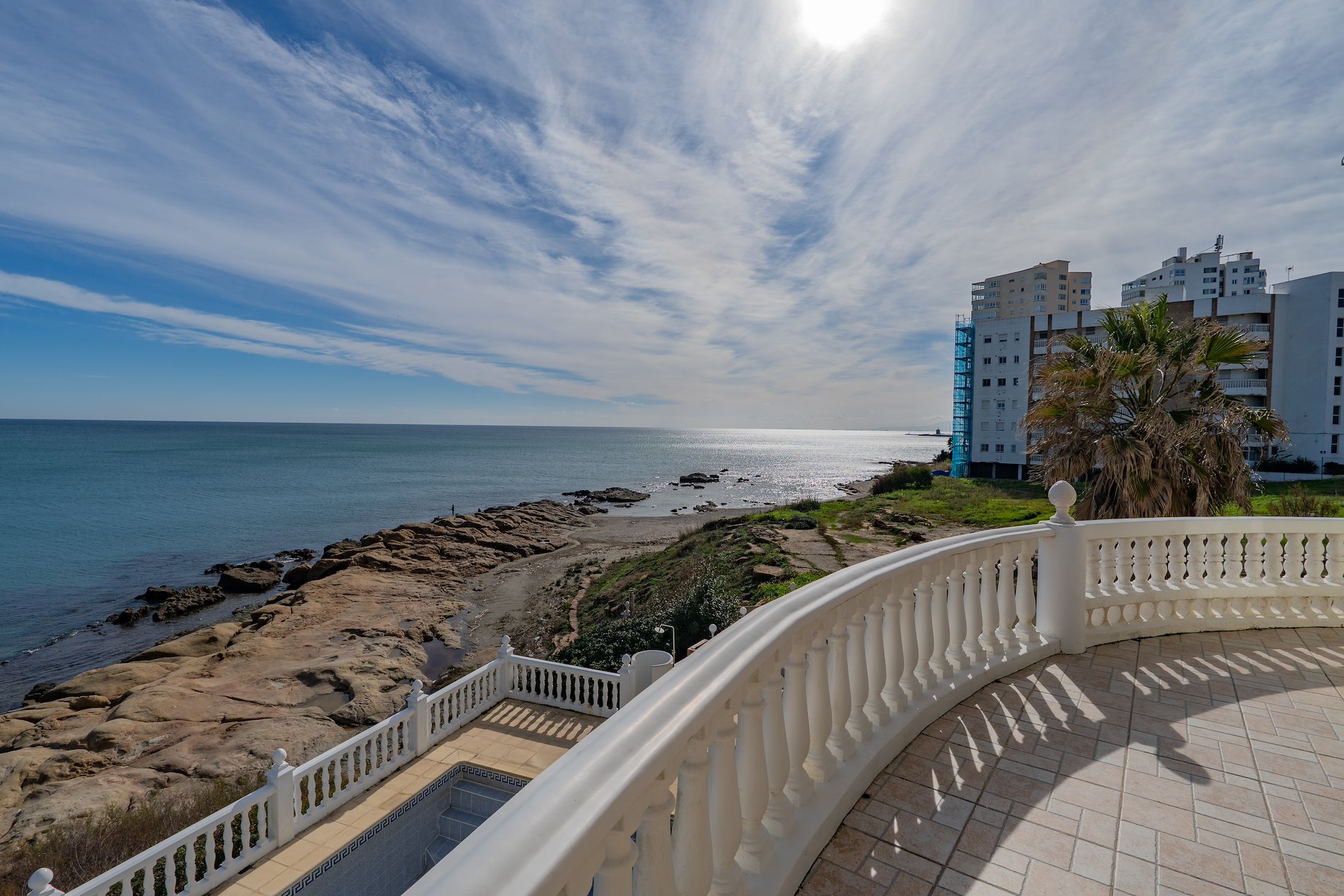 Una villa que navega sobre el Mediterráneo.-