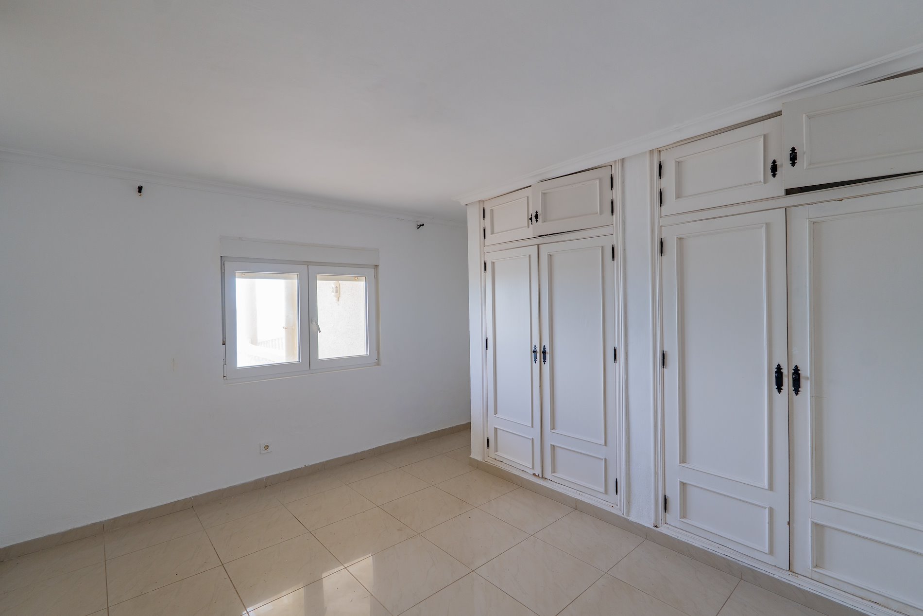 Una villa que navega sobre el Mediterráneo.-