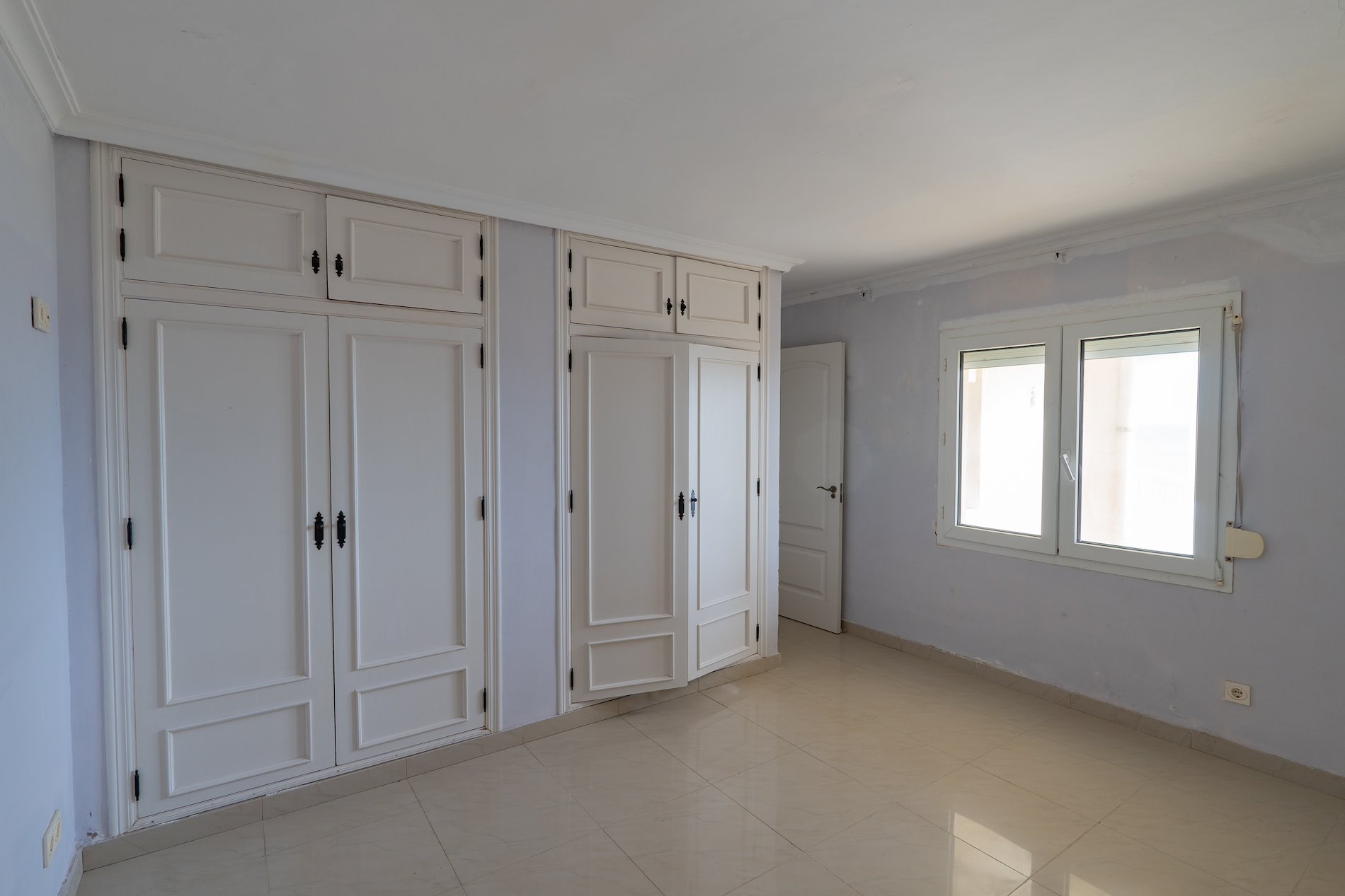 Una villa que navega sobre el Mediterráneo.-