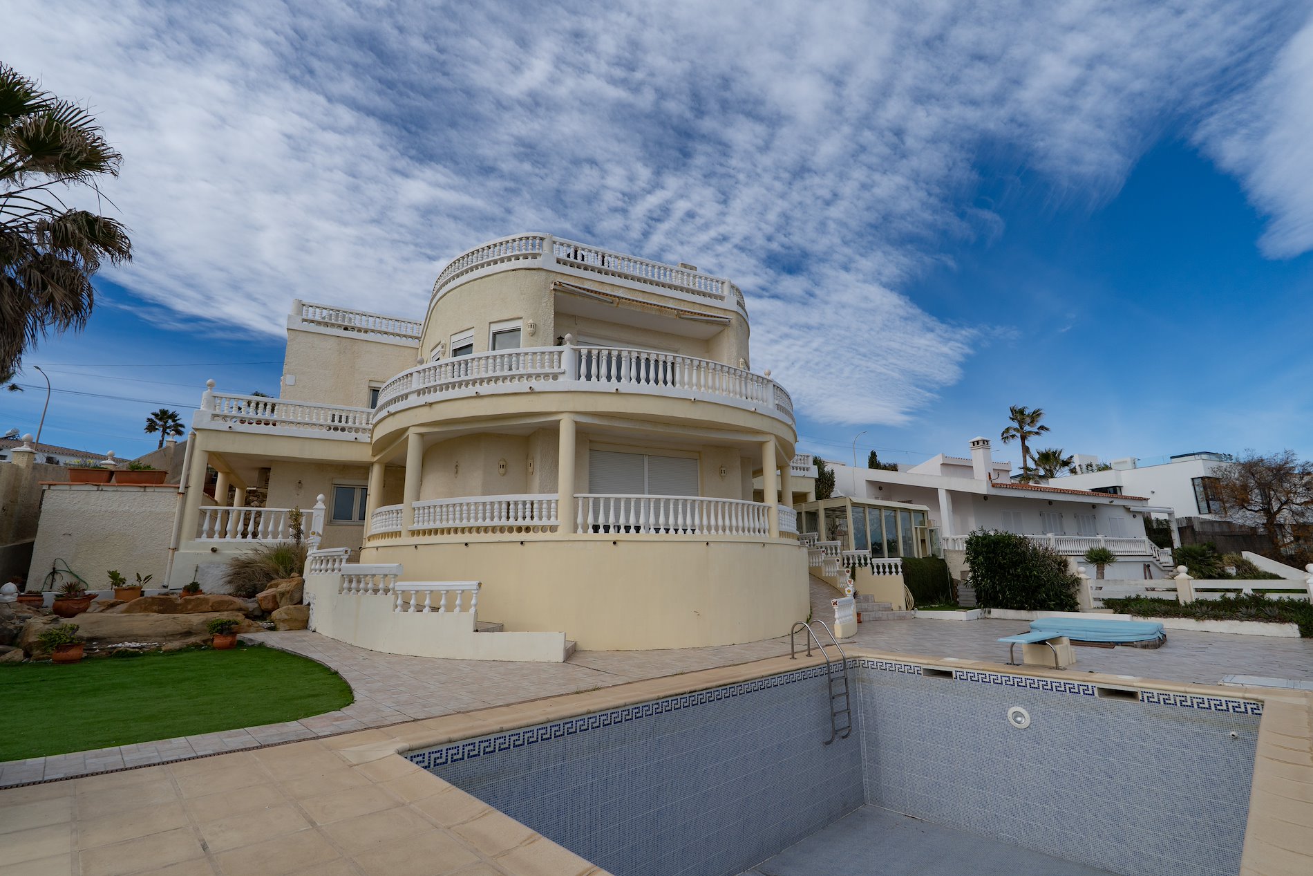 Una villa que navega sobre el Mediterráneo.-