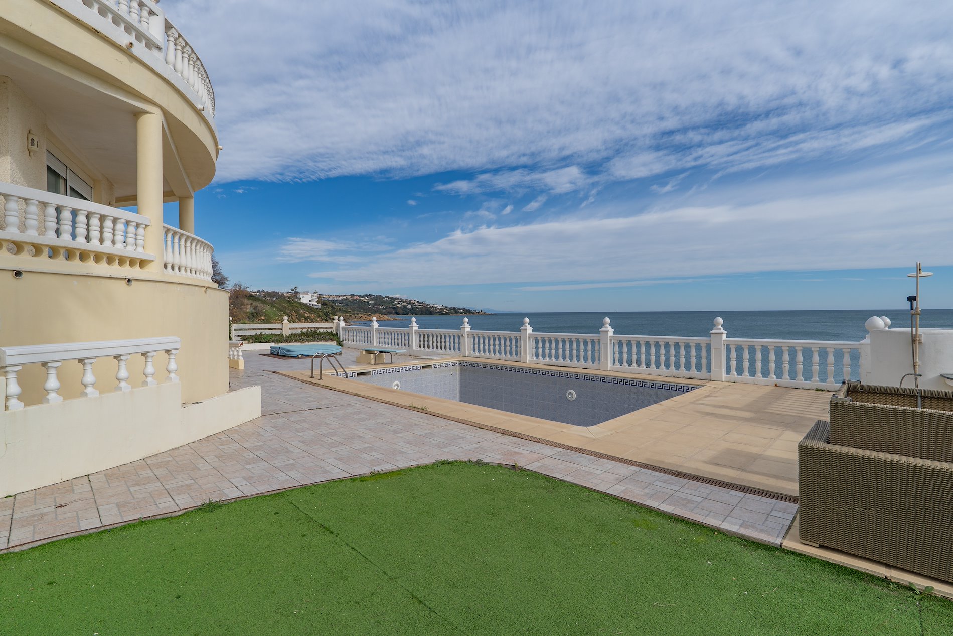 Una villa que navega sobre el Mediterráneo.-