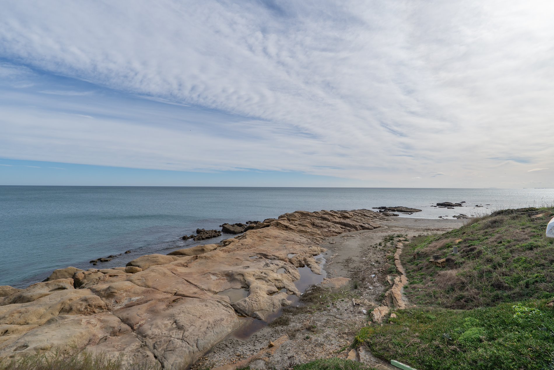 Una villa que navega sobre el Mediterráneo.-
