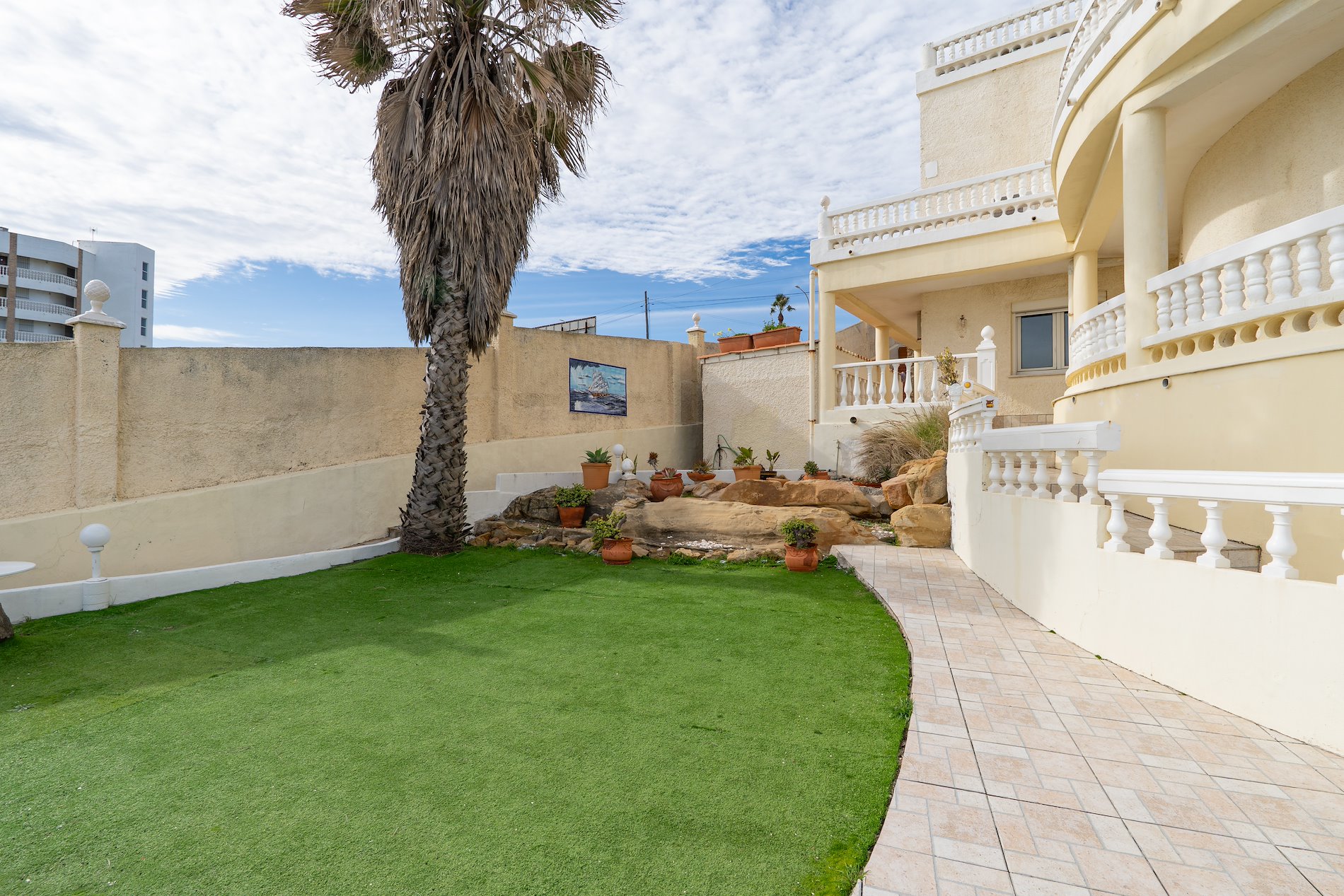 Una villa que navega sobre el Mediterráneo.-