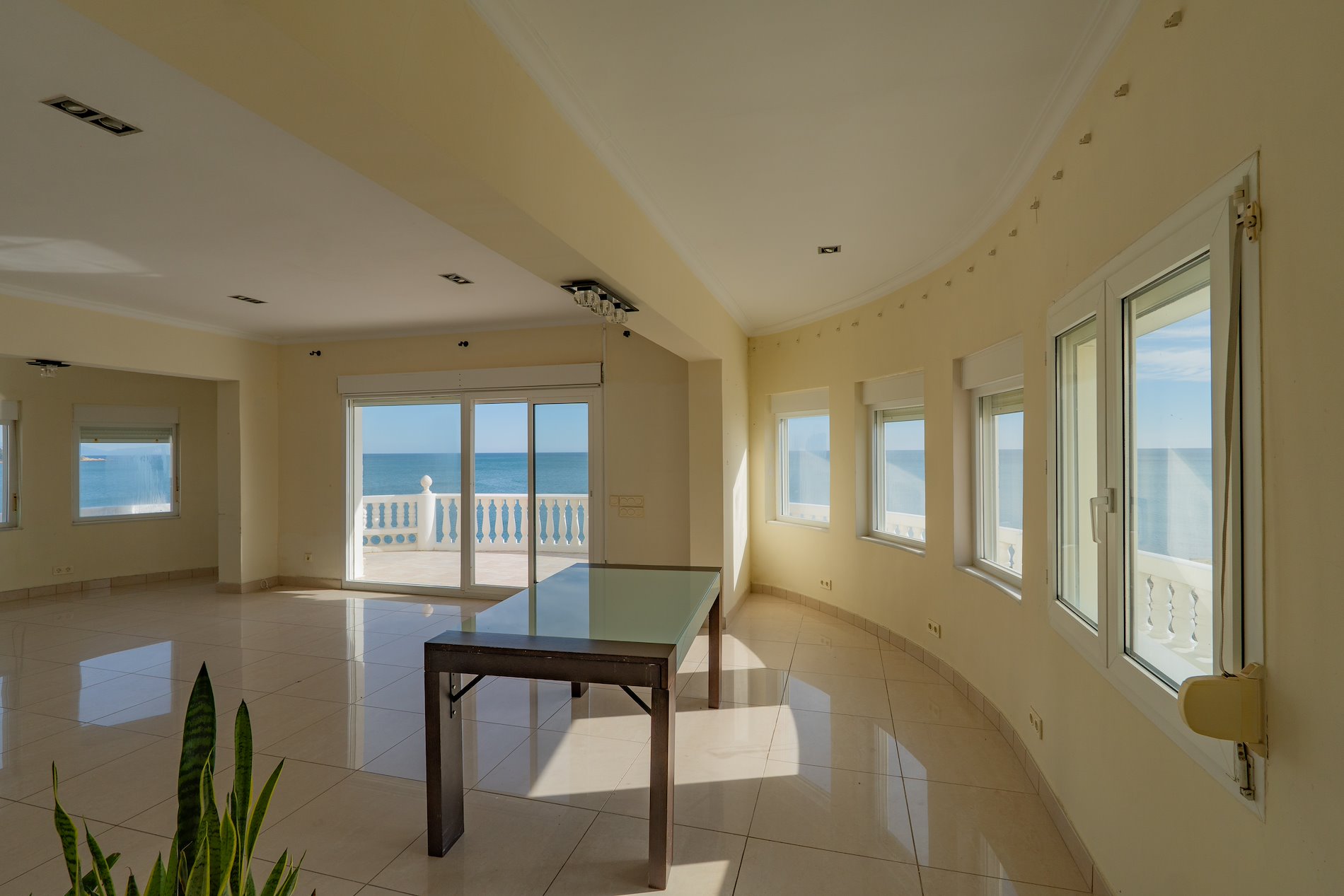 Una villa que navega sobre el Mediterráneo.-