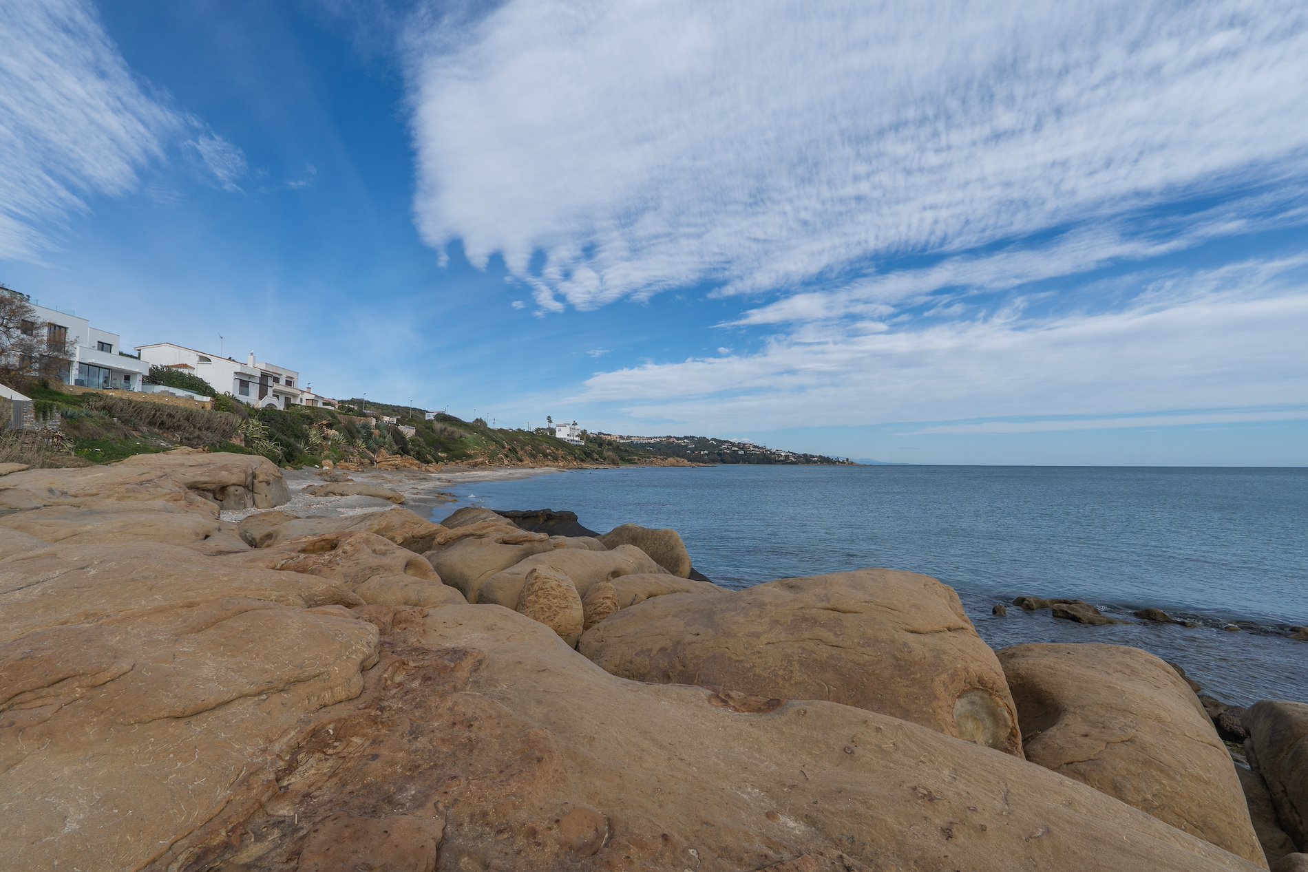 Una villa que navega sobre el Mediterráneo.-