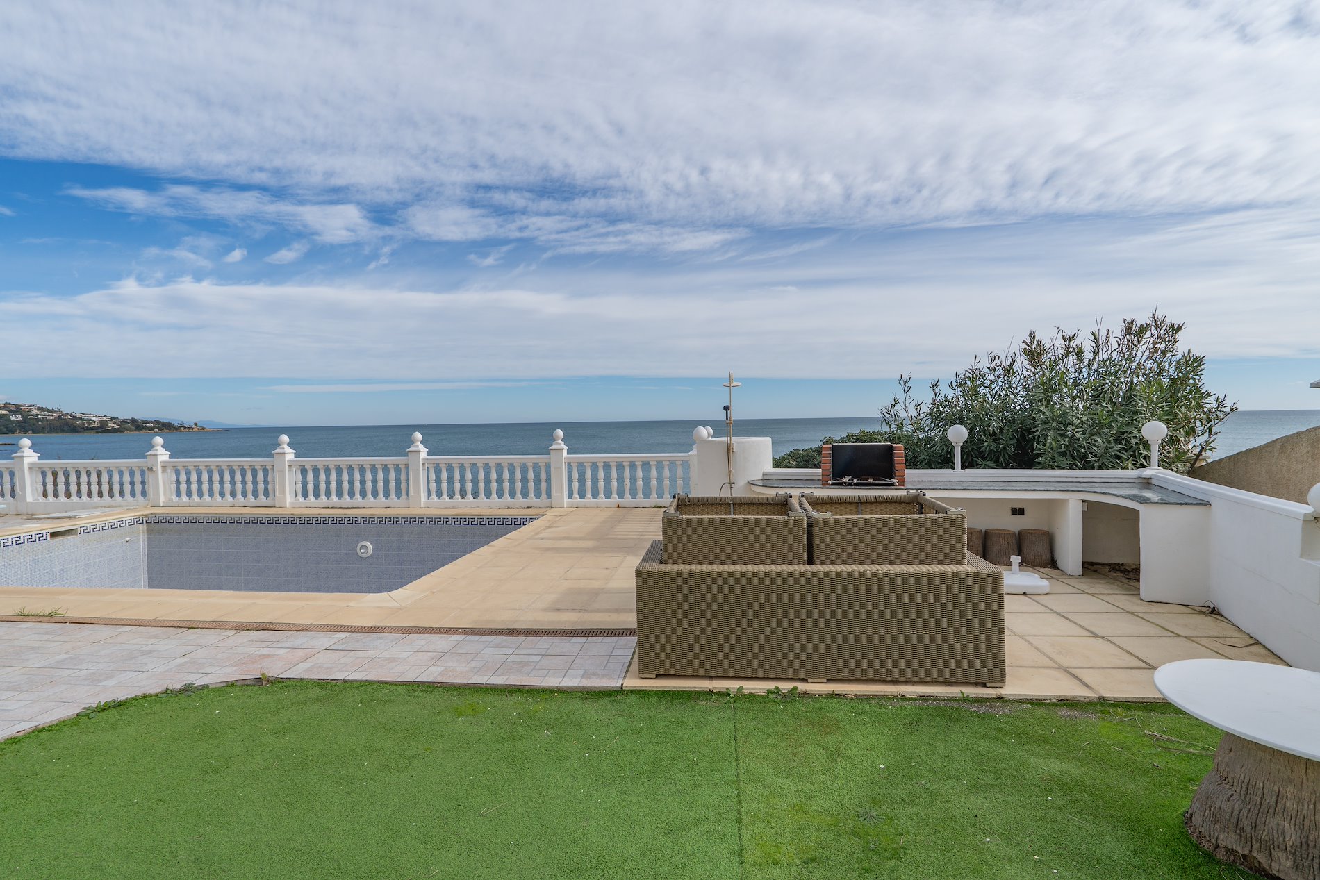 Una villa que navega sobre el Mediterráneo.-