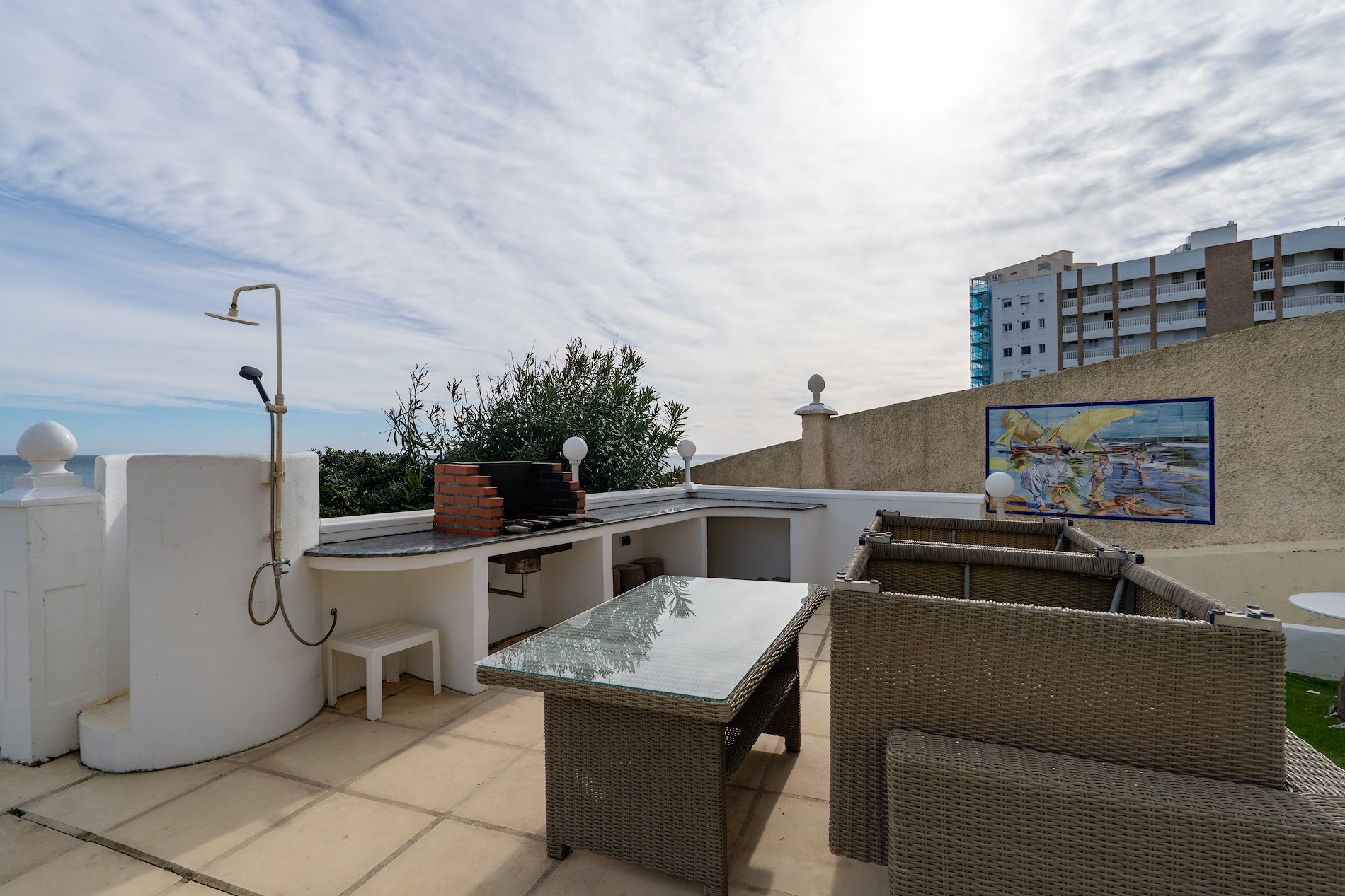 Una villa que navega sobre el Mediterráneo.-