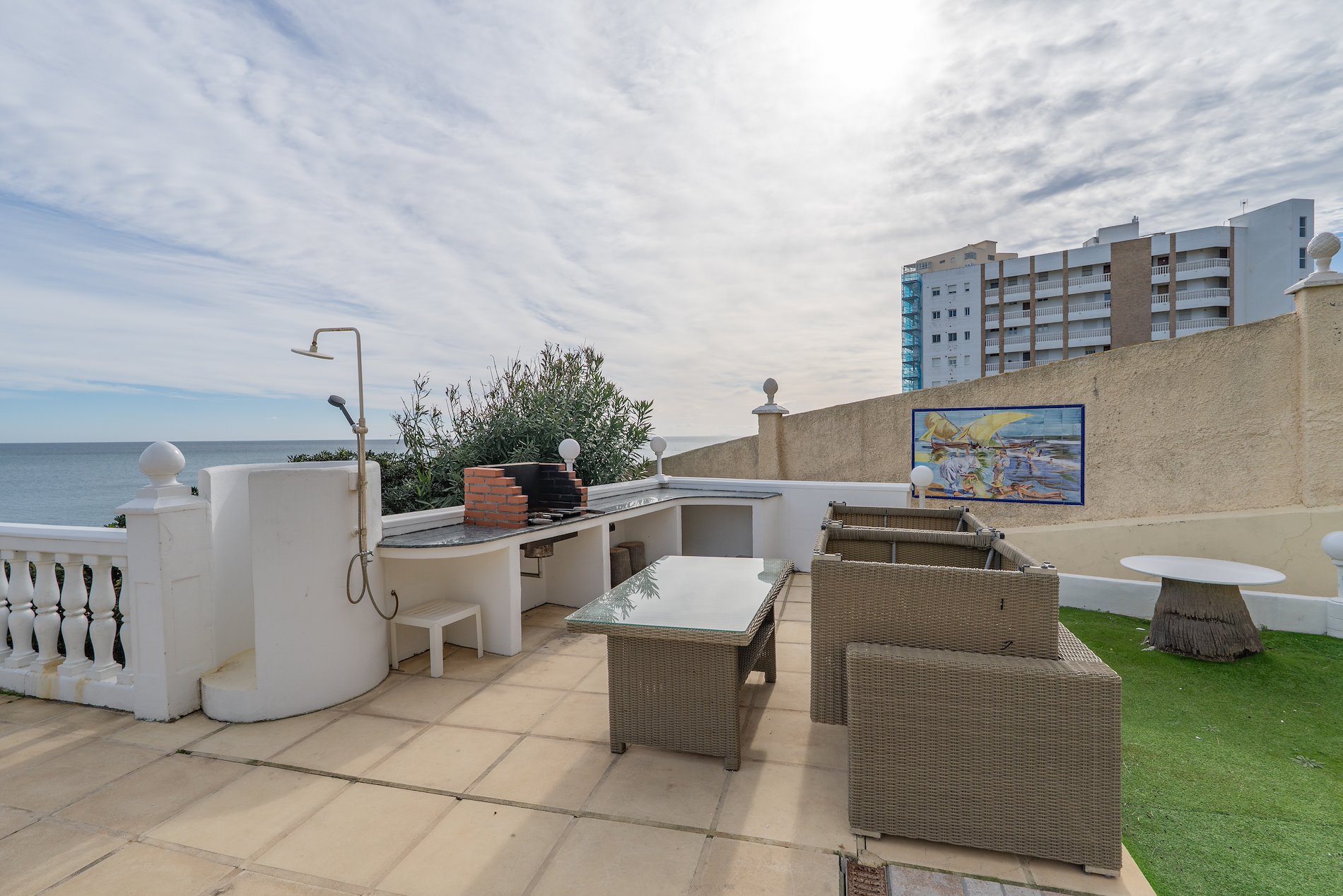 Una villa que navega sobre el Mediterráneo.-
