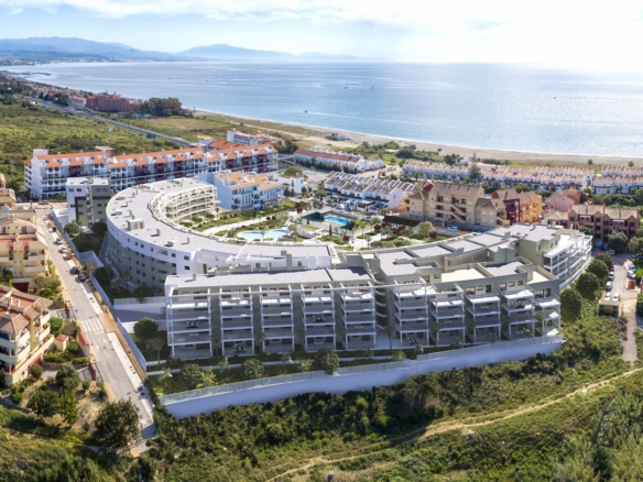 Obra nueva a 150 m de la playa con piscinas y gimnasio.-