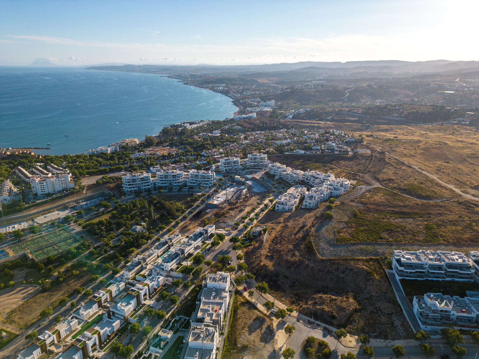 Obra nueva en Estepona con piscina, coworking y golf cercano